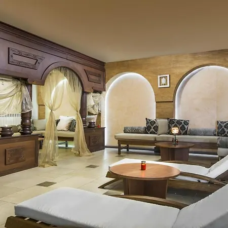 B25 Royalpark Апартаменти *